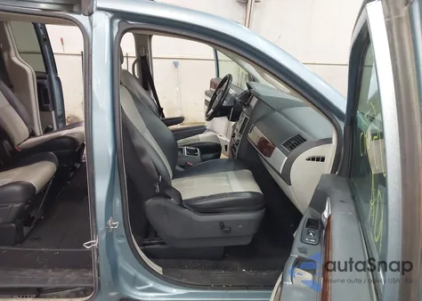 2010 Chrysler Town & Country Touring Plus z USA, uszkodzony, nr VIN 2A4RR8D16AR398542